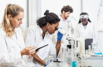 Mulheres cientistas em laboratório de pesquisa